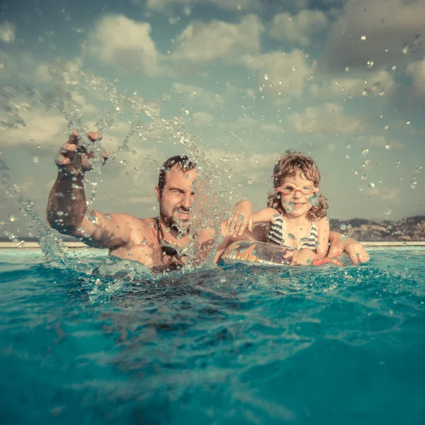 Familie im Schwimmbad — Stockfoto