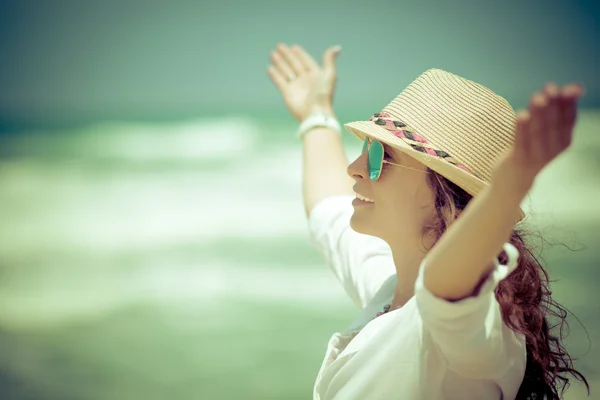 Gelukkige vrouw ontspannen op het strand — Stockfoto