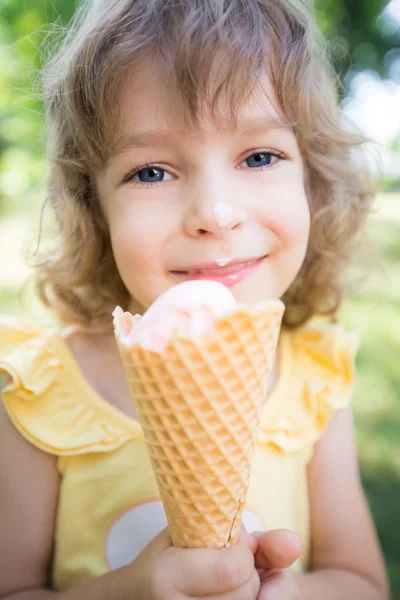 Criança feliz comer sorvete — Fotografia de Stock