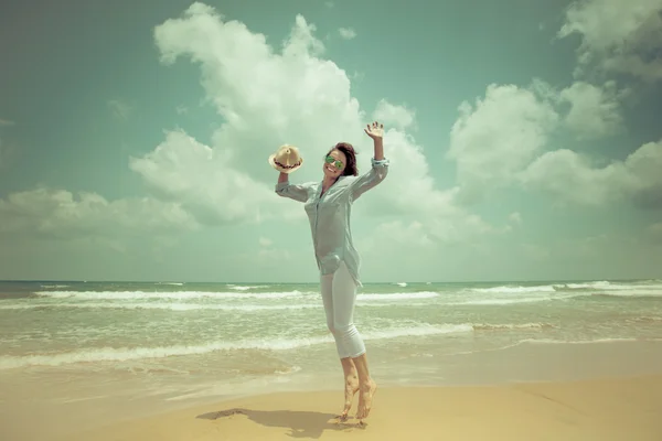 Glückliche Frau springt am Strand — Stockfoto