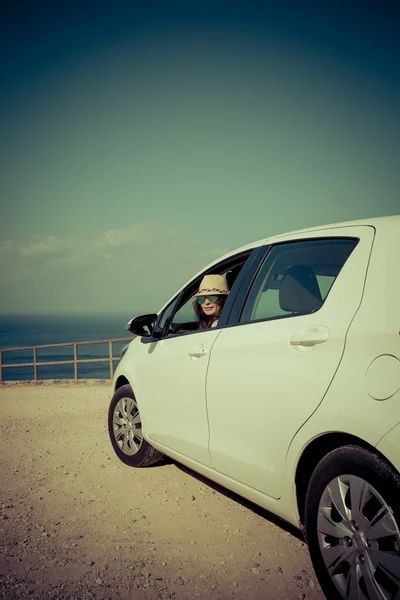 Donna felice autista in spiaggia — Foto Stock