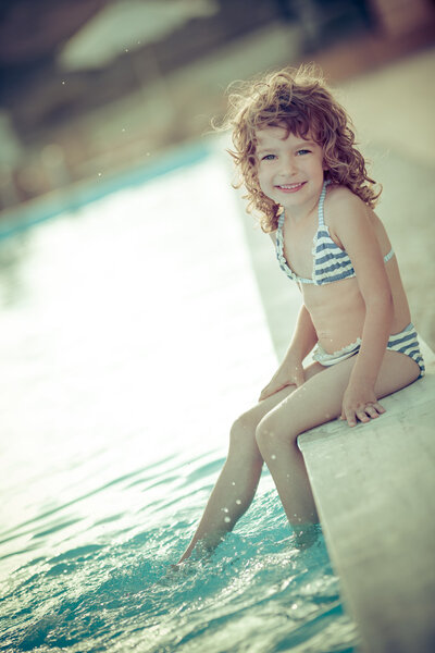 ребенок в бассейне