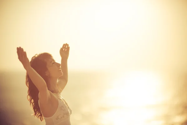 Mujer feliz relajarse en la playa — Foto de Stock