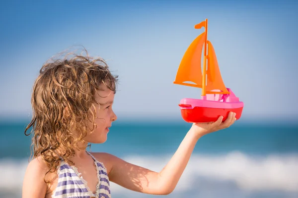 Ein großes Schiff braucht tiefe Gewässer — Stockfoto