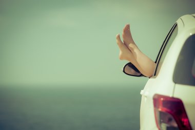 seksi kadının bacakları yaz karşı arka planda gökyüzü