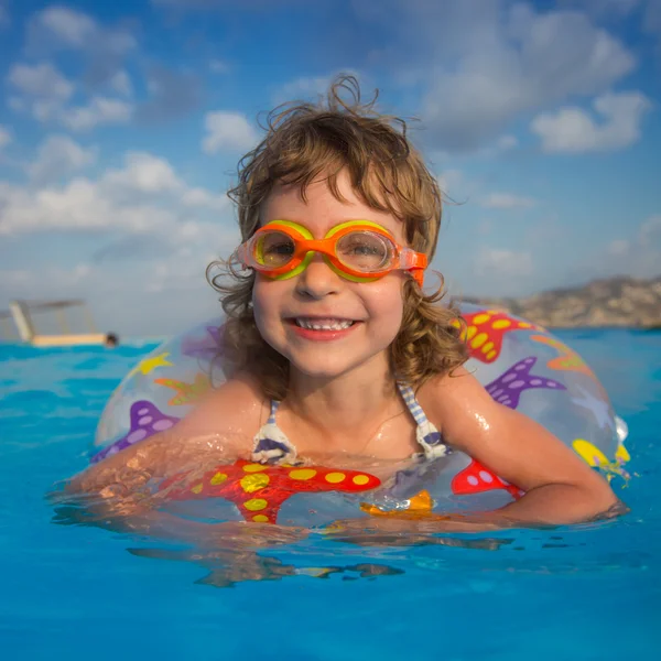 Dítě v bazénu — Stock fotografie