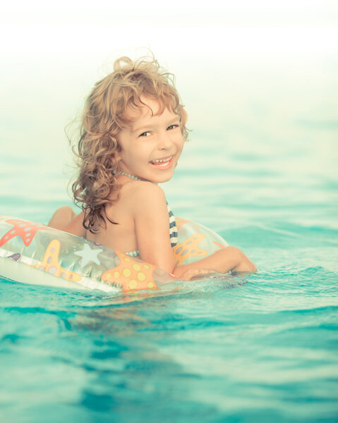 ребенок в бассейне