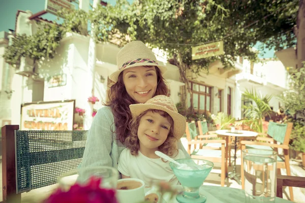 Mère avec enfant dans un café d'été — Photo