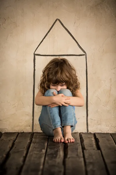 Sad homeless child siiting on the floor — Stock Photo, Image