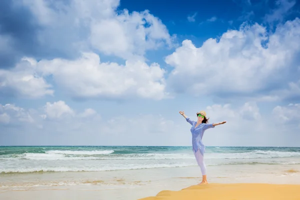 Donna felice in spiaggia — Foto Stock