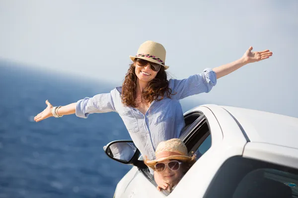 Familia feliz en el coche — Foto de Stock