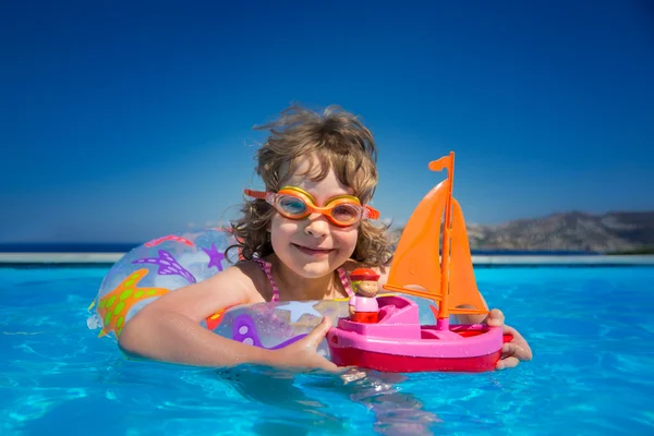 Criança na piscina — Fotografia de Stock