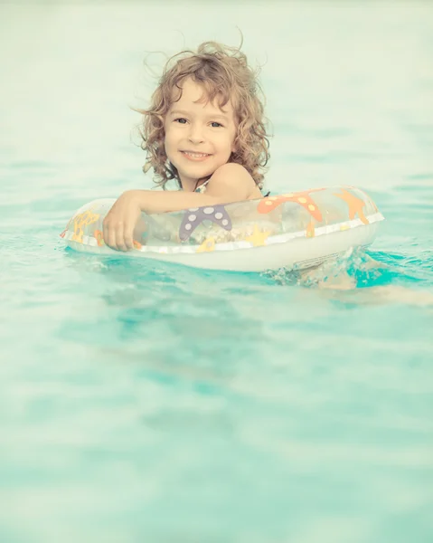 Child in swimming pool — Stock Photo, Image