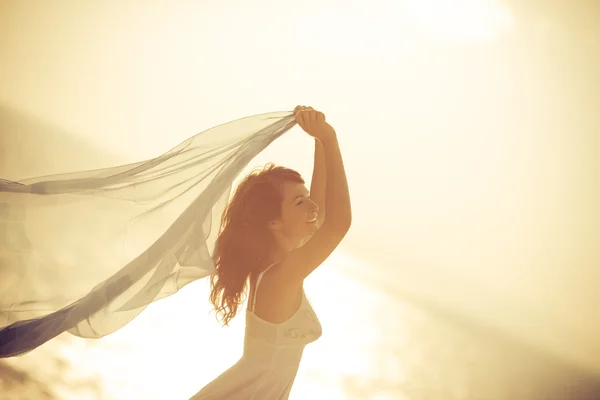 Silhouette de jeune femme relaxante à la plage — Photo