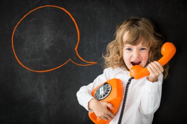 telefon bağıran çocuk