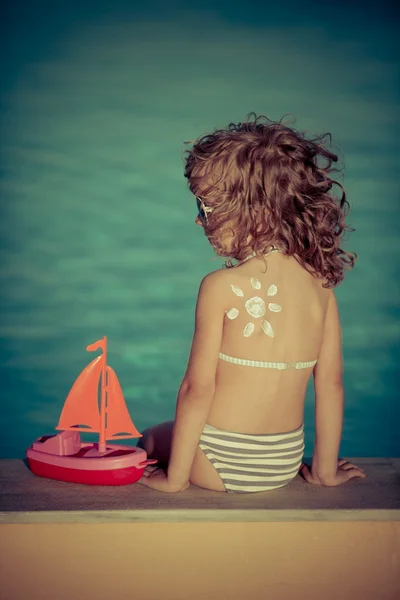 Solskyddsmedel lotion ritade solen — Stockfoto