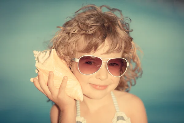 Menina bonita na praia — Fotografia de Stock