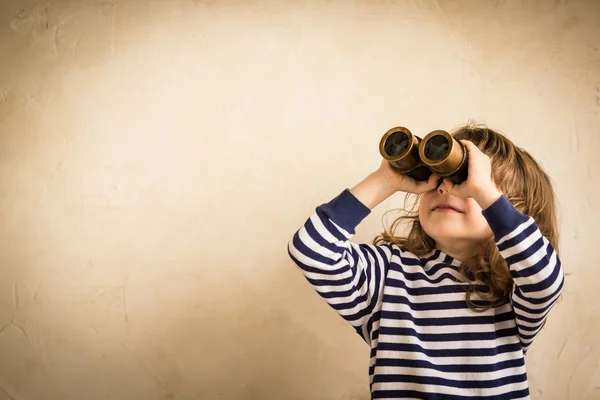 Glückliches Kind, das nach vorne blickt — Stockfoto