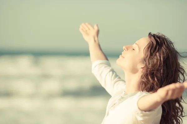 Mooie vrouw genieten van het leven — Stockfoto