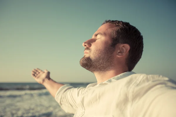 Hombre feliz disfrutando de la vida en la playa — Foto de Stock