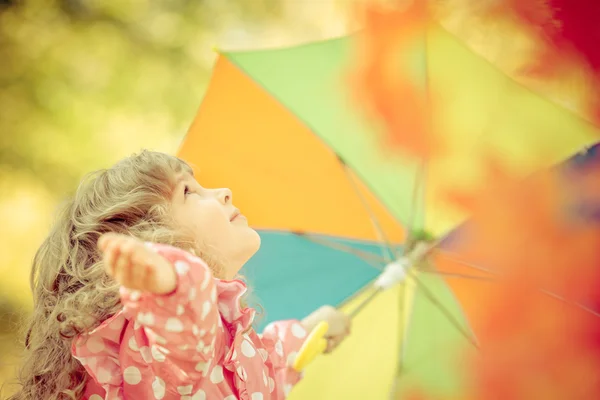 Niño en otoño — Foto de Stock