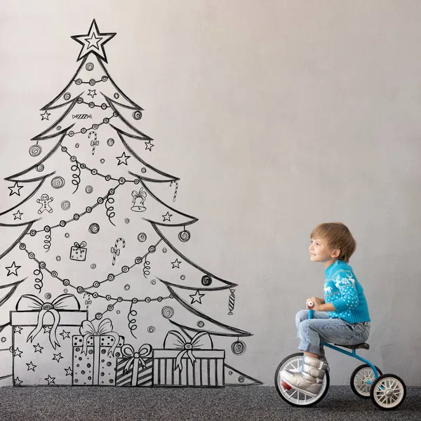 快乐的孩子穿着圣诞服装 孩子骑自行车 有趣的孩子在玩 孩子们冬天在户外玩得很开心 圣诞节假期的概念 — 图库照片