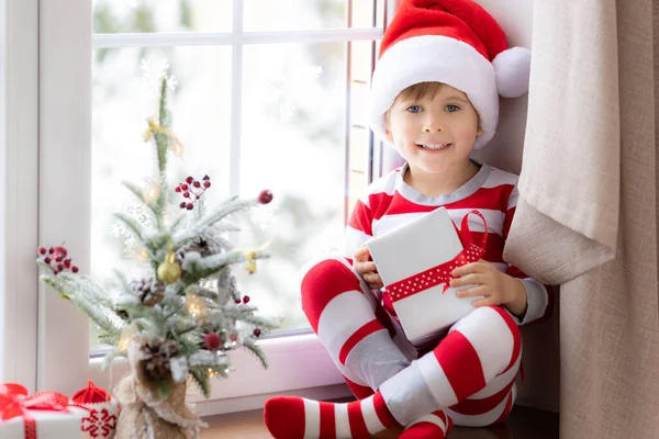 Niño Sentado Alféizar Ventana Niño Feliz Usando Pijamas Navidad Niño — Foto de Stock