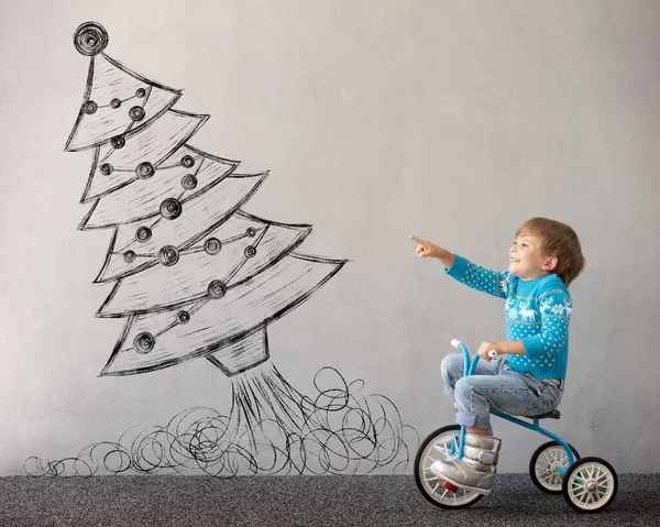 크리스마스 의상을 한아이 자전거타는 재밌는 아이가 겨울에 밖에서 있는아이 Xmas — 스톡 사진