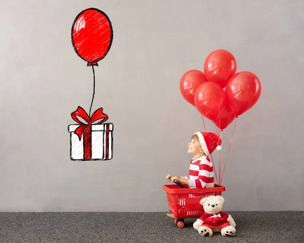 크리스마스 의상을 한아이 풍선을 카트에 재밌는 아이가 보는아이 금요일 — 스톡 사진