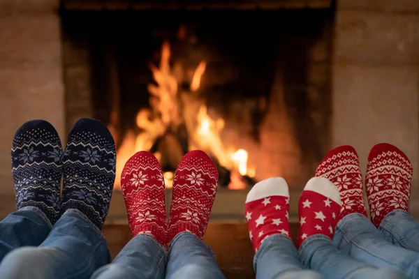 Famiglia Calzini Natale Vicino Camino Madre Padre Figli Divertono Insieme — Foto Stock