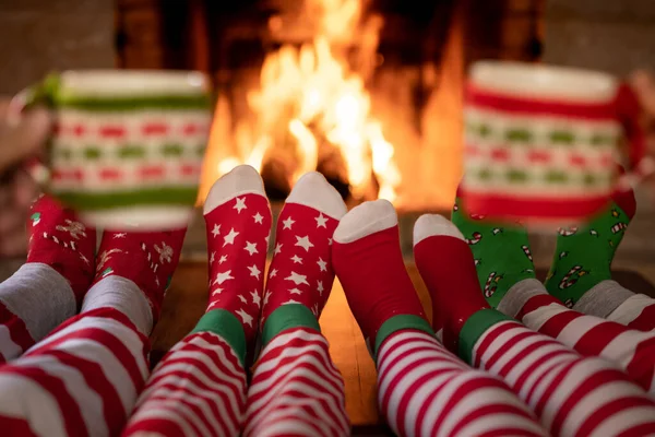 Родина Різдвяних Шкарпетках Біля Каміна Батько Діти Бавляться Разом Люди — стокове фото