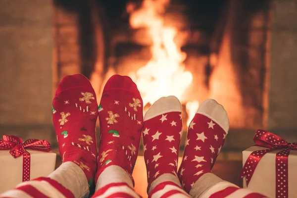 Şöminenin Yanındaki Noel Çoraplı Çift Erkek Kadın Birlikte Eğleniyor Nsanlar — Stok fotoğraf