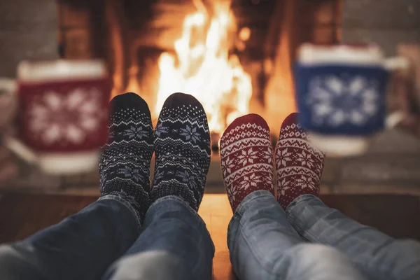 Pareja Calcetines Navidad Cerca Chimenea Hombre Mujer Divirtiéndose Juntos Gente — Foto de Stock