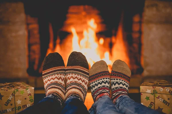 Pareja Calcetines Navidad Cerca Chimenea Hombre Mujer Divirtiéndose Juntos Gente — Foto de Stock