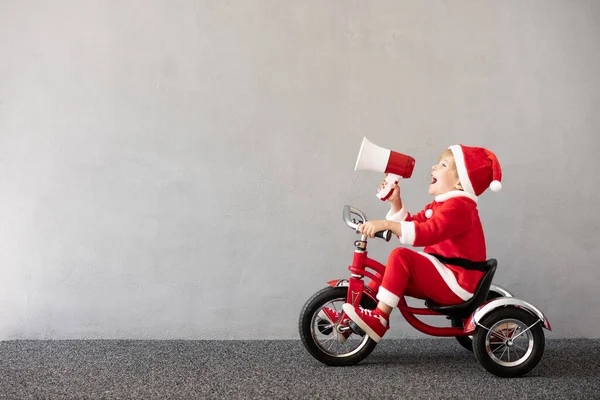 Gelukkig Kind Kerstkostuum Een Motorrijder Grappig Kind Dat Schreeuwt Door — Stockfoto
