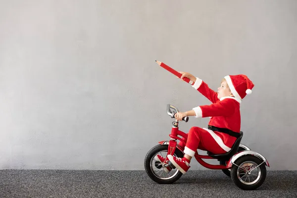 Счастливый Ребенок Рождественском Костюме Велосипед Детей Забавный Ребенок Указывает Карандаш — стоковое фото