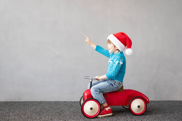 Gelukkig Kind Kerstkostuum Hij Rijdt Een Speelgoedauto Grappig Kind Dat — Stockfoto