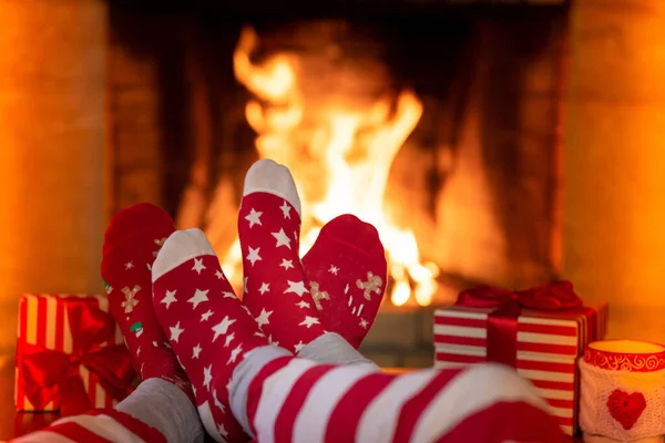 Pareja Calcetines Navidad Cerca Chimenea Hombre Mujer Divirtiéndose Juntos Gente —  Fotos de Stock