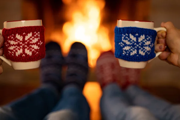 Couple Chaussettes Noël Près Cheminée Homme Femme Amusent Ensemble Les — Photo