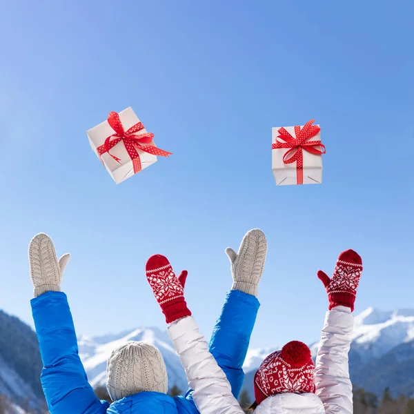 Happy People Throw Christmas Gift Boxes Blue Sky Snow Mountains — Stock Photo, Image