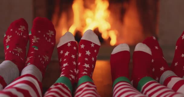 Familie Weihnachtssocken Kamin Mutter Vater Und Kinder Haben Spaß Zusammen — Stockvideo