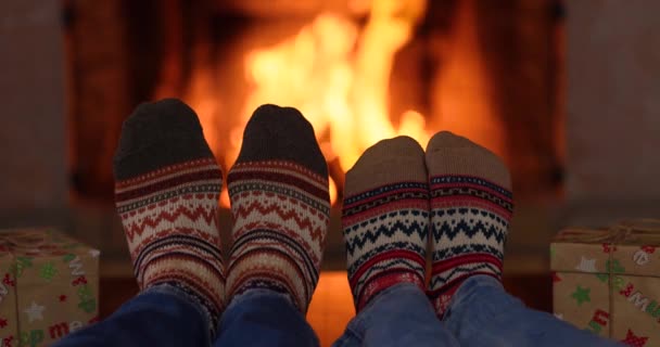 Pareja Calcetines Navidad Cerca Chimenea Hombre Mujer Divirtiéndose Juntos Gente — Vídeos de Stock