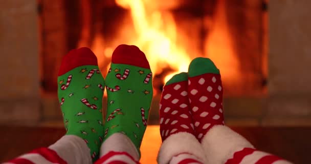 Şöminenin Yanındaki Noel Çoraplı Çift Erkek Kadın Birlikte Eğleniyor Nsanlar — Stok video