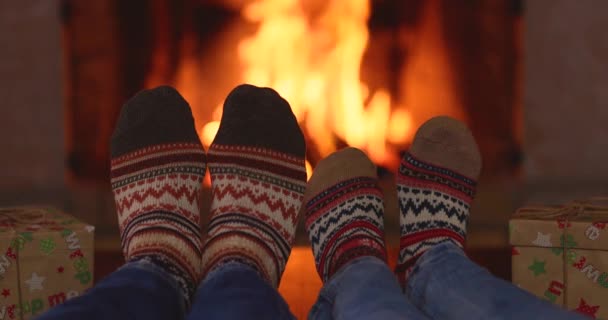 Paar Weihnachtssocken Kamin Mann Und Frau Haben Spaß Zusammen Menschen — Stockvideo