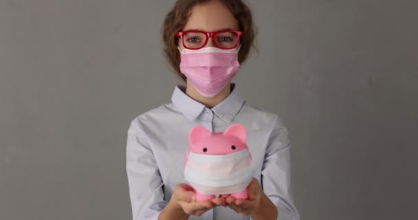 Empresaria Sosteniendo Piggybank Con Máscara Médica Las Manos Negocio Durante — Vídeo de stock