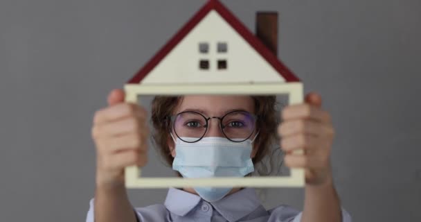 Bizneswoman Trzymająca Model Domu Maską Medyczną Rękach Biznes Podczas Pandemii — Wideo stockowe