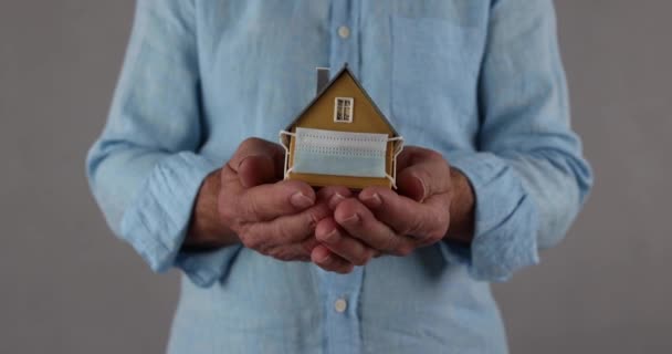 Homme Affaires Senior Tenant Modèle Maison Avec Masque Médical Dans — Video