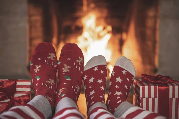 Şöminenin Yanındaki Noel Çoraplı Çift Erkek Kadın Birlikte Eğleniyor Nsanlar — Stok fotoğraf