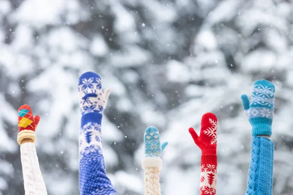 Mains Humaines Portant Pull Noël Bonne Famille Montrant Des Gants — Photo