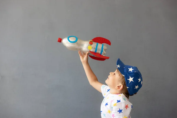 Счастливый Ребенок Играет Игрушечной Ракетой Фоне Бетонной Стены Парень Притворяется — стоковое фото